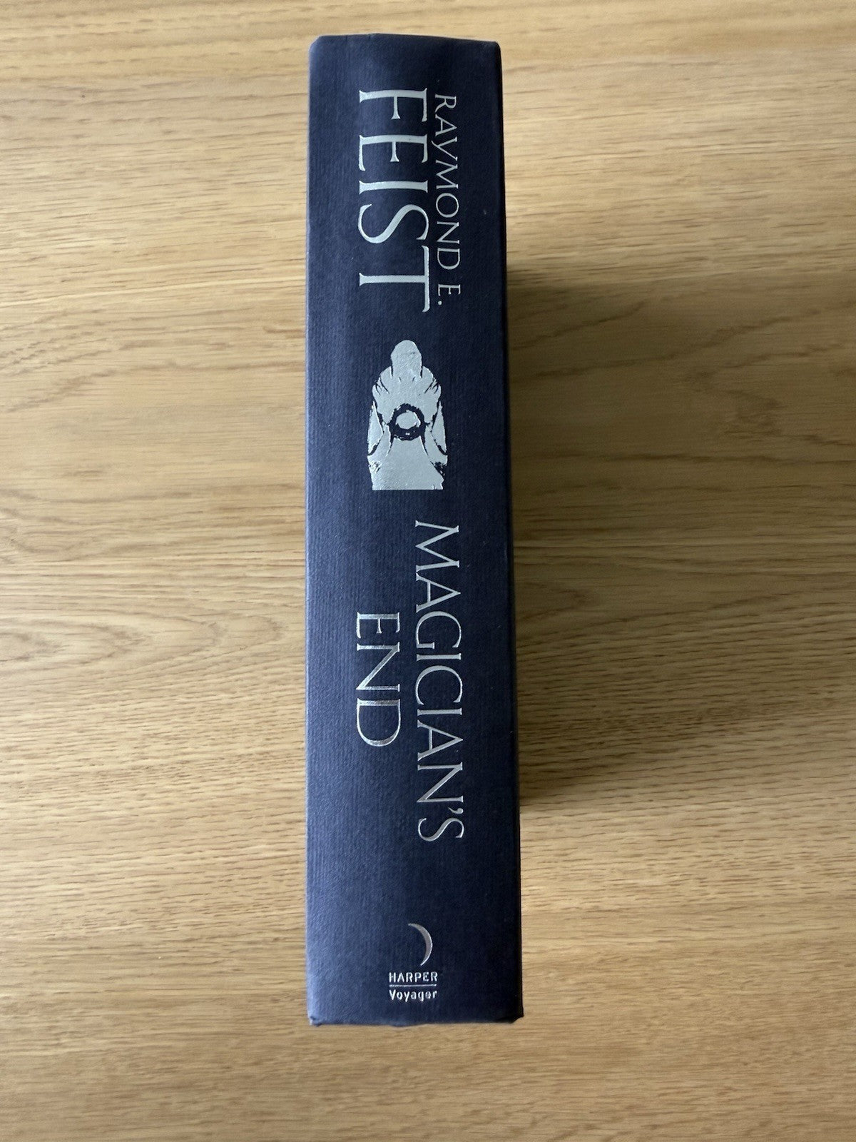 SIGNED Raymond E. Feist – Magician’s End (Riftwar) – HC + DJ6