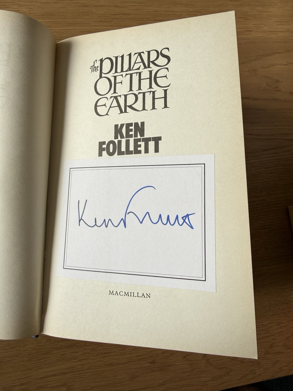 SIGNED later printing – The Pillars of the Earth – Ken Follett – Hardcover2