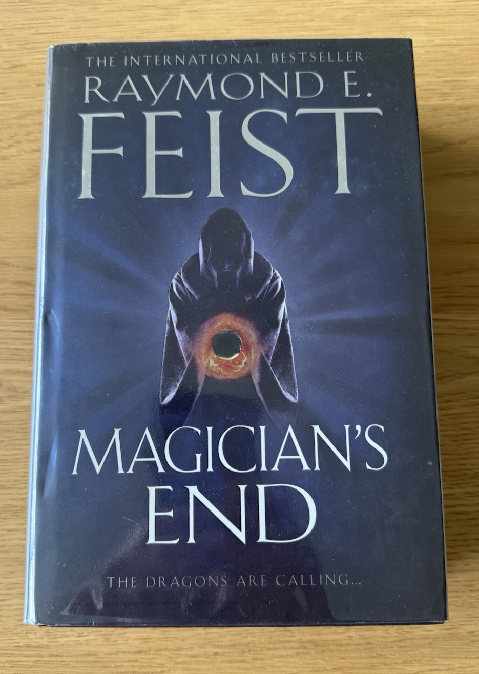 SIGNED Raymond E. Feist – Magician’s End (Riftwar) – HC + DJ0